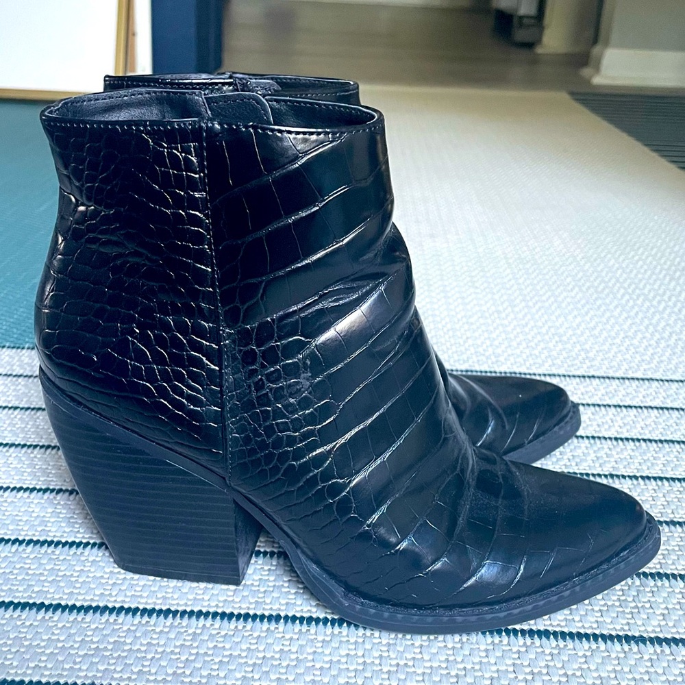 ✨ Madden Girl Black Snakeskin Heeled Booties - 8.5 ✨